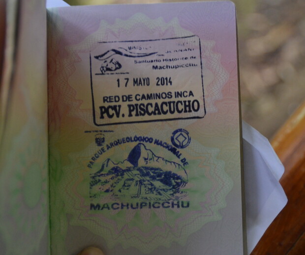 Passport page displaying two stamps: one rectangular with "17 Mayo 2014, Red de Caminos Inca PCV. Piscacucho," another circular with "Parque Arqueológico Nacional de Machupicchu" and Machu Picchu illustration.